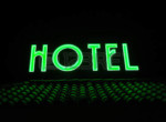 25976779-letrero-hotel-iluminado-por-la-noche-el-turismo-alojamiento-en-un-hotel